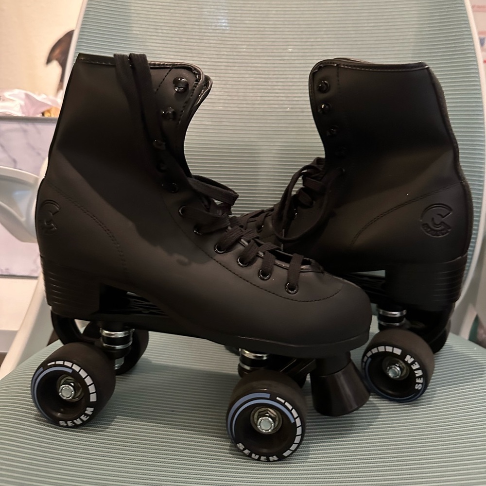 Like New Black Roller Skates Women Sz 8